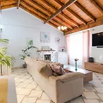 Гостевой дом Neon Tenerife Арона