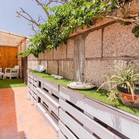 Neon Tenerife בית הארחה