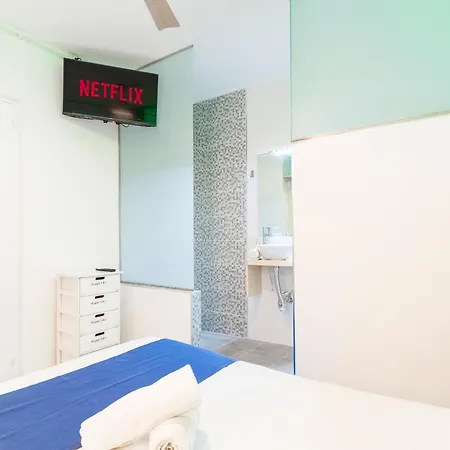 Neon Tenerife בית הארחה